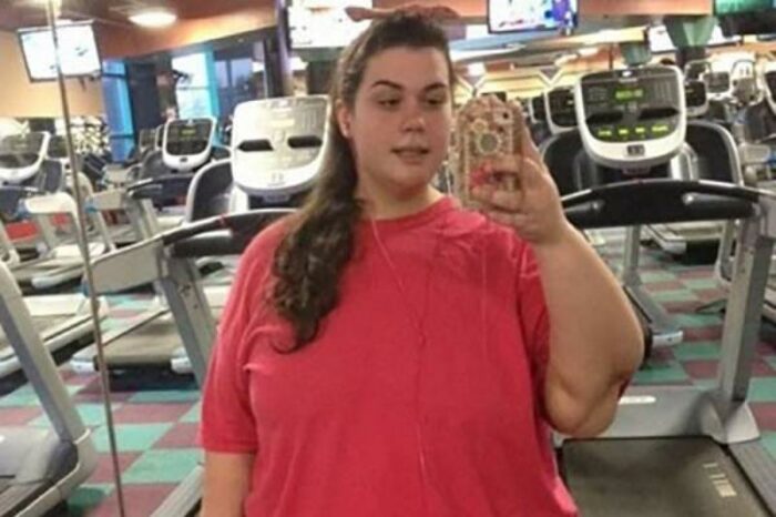 Amber takes a photo in the mirror at her gym.