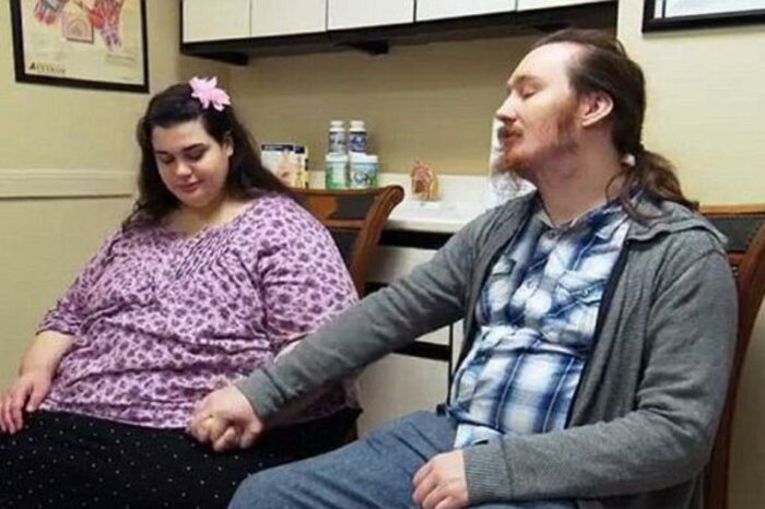 Amber and Rowdy holds hands in the doctor's office.