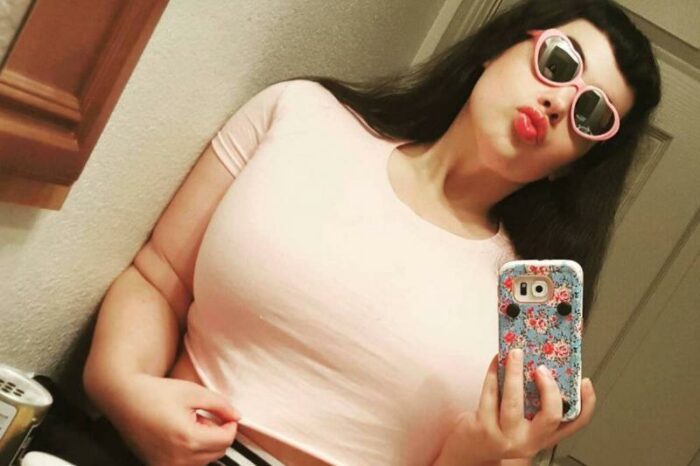 Amber reveals her lean arms in a selfie through the mirror.